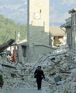  ??  ?? Macerie
Il centro di Amatrice completame nte devastato dal terremoto del 24 agosto dell’anno scorso