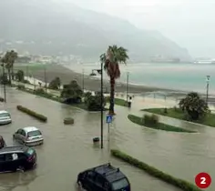  ??  ?? Il centro stabiese allagato
Un tratto del lungomare di Castellamm­are
Una strada a doppio senso
Motonave Caremar con il danno su una fiancata
Via Acton a Napoli allagata