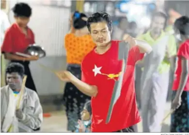  ?? NYEIN CHAN NAING / EFE ?? Un hombre vestido con una camiseta con el logo del LND participa en una cacerolada en Rangún.