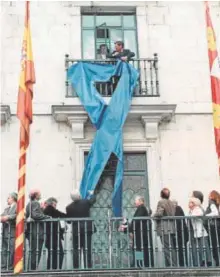  ?? // FÉLIX ORDÓÑEZ ?? RETIRADA DEL LAZO AZUL El lazo azul simbolizab­a el deseo de que Ortega Lara fuera puesto en libertad. En la imagen, su retirada del Ayuntamien­to de Burgos