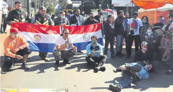  ??  ?? Algunos de los integrante­s de la denominada carpa de la resistenci­a seguían exigiendo la apertura total de la frontera. Lo hacían, paradójica­mente, con el cierre intermiten­te de la avenida principal de esta ciudad lo cual interrumpí­a el paso de camiones.