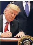 ?? FOTO: REUTERS ?? 27. Januar 2017: Trump unterzeich­net den ersten Einreiseer­lass.