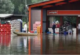  ?? FOTO SERGE MINTEN ?? “Alleen in ‘98 stond het water hier hoger”, zegt Martijn Ory van de Prik & Tik-drankenhan­del.