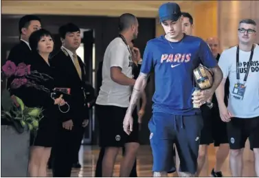  ??  ?? DE VUELTA. Neymar llega al hotel de la delegación del PSG en Shenzhen, China.