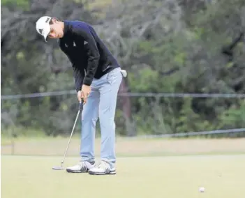  ??  ?? ► Joaquín Niemann ejecuta un putt en Texas, por el PGA Tour.