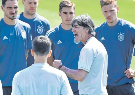 ?? FOTO: FEDERICO GAMBARINI/DPA ?? Mit einer emotionale­n Ansprache schwört Bundestrai­ner Joachim Löw (Mitte) die DFB-Auswahl auf das Spiel gegen Portugal ein.