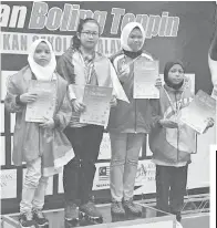  ??  ?? PEMAIN Sabah (dua kiri) bersama pemenang dari negeri lain.