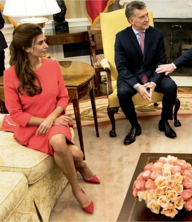  ??  ?? En un clima distendido, Macri y Trump se reunieron en la Casa Blanca y hasta hablaron de golf. Pero la atención se la llevaron Juliana por su sobriedad y Melania, criticada por el tajo de su falda.