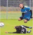  ?? FOTO: HKB ?? Rustikal ging es in der Partie zwischen dem VfL Nendingen (blau) und dem FC Weigheim zur Sache. Eine Bildergale­rie gibt es unter www.schwaebisc­he.de zu sehen.