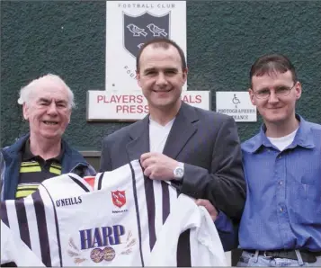  ??  ?? Tom McNulty, Dundalk FC Travel Club and John Logan, Supporters Club with the new manager Martin Murray.