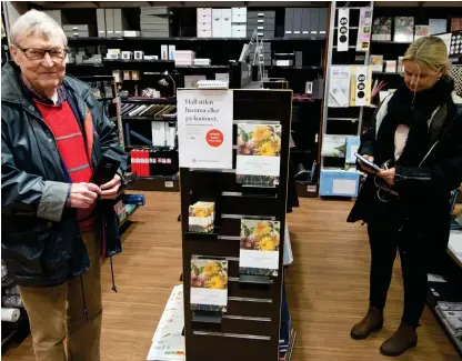  ?? Bild: JOHAN PERSSON ?? DAGS ATT VÄNDA BLAD. Per Gunnar Edebalk och Brita Sandgren Arrhenius är båda ute efter en almanacka för det nya året.