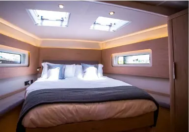 ??  ?? Modern hull shapes create signifcant volume in the forward ends. Dividing the heads and shower compartmen­ts (above right) to each side also helps open out space in this owner cabin