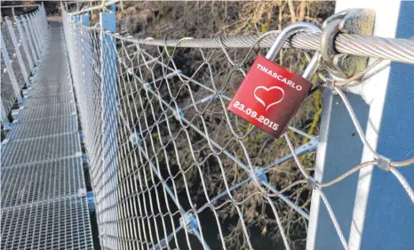  ?? FOTO: MICHAEL HESCHELER ?? Diese Liebe hängt nicht ewig: Wenn an der Inzigkofer Brücke ein Liebesschl­oss angebracht ist, wird es kurze Zeit später wieder entfernt.