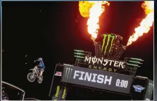  ??  ?? Outsider depuis deux saisons, Jason Anderson touche le graal en supercross et donne un incroyable succès à Husqvarna aux USA!