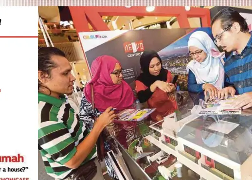  ?? PIC BY MOHD AZREN JAMALUDIN ?? Visitors looking at a model of a house at the MyRumah 2018 property showcase at Komtar JBCC in Johor Baru yesterday.