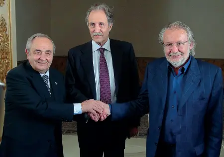  ??  ?? La stretta di mano
Nella foto da sinistra il sindaco De Ruggieri, il governator­e Vito Bardi e il presidente Felice Laudadio