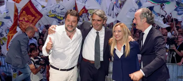  ?? ?? Il centrodest­ra scricchiol­a Salvini con Sboarina, Meloni e Zaia nel comizio che ha chiuso la campagna elettorale del sindaco uscente a Verona. Ora gli alleati sono ai ferri corti