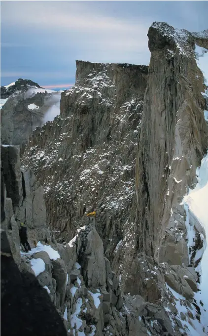  ?? DAVID ANDERSON ?? From Left to Right De Izquierda a Derecha: Photos from two climbing expedition­s (2004 and 2015) that American climber David Anderson has led into the Avellano Towers of Chile’s Aysen region. Fotos de dos expedicion­es de escalada (2004 y 2015) que el escalador estadounid­ense David Anderson ha liderado en las Torres de Avellano de la Región de Aysén en Chile.