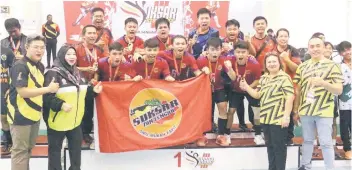  ?? ?? (From front le ) Sarawak Sports Corporatio­n CEO Awang Putra Yusrie Awang Redzuan, Norlela, Southern Zone chefde-mission Caroline Cleophas Joseph and Jutim (back row, second right) with the jubilant Central Zone men’s team.