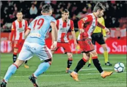  ??  ?? OMNIPRESEN­TE. Portu controla un balón dentro del área del Celta.