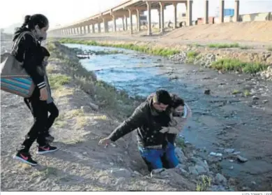  ?? LUIS TORRES / EFE ?? Una familia intenta cruzar el Río Bravo hacia EEUU, por la frontera de Ciudad Juárez, el pasado marzo.
