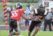  ?? Jeremy stewart ?? Rockmart’s Lanear McCrary (5) gets the handoff from quarterbac­k JD Davis before taking off on a 70-yard touchdown run in the second quarter of Friday’s scrimmage.