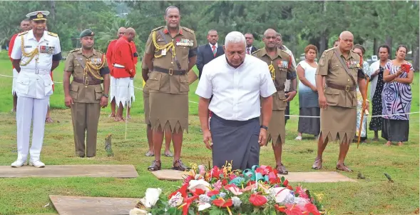  ??  ?? Prime Minister Voreqe Bainimaram­a pays his last respects to Lieutenant-Colonel Laisani Kinikini Vulakouvak­i as Republic of Fiji Military Forces Commander Rear Admiral Viliame Naupoto, Land Force Commander Colonel Manoa Gadai and senior RFMF officers look on.