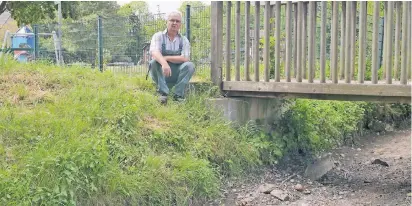  ?? FOTO:LOTHAR BERNS ?? Anwohner Friedbert Planker am ausgetrock­neten Elsbach. Die toten Füchse wurden etwas weiter entfernt im Bachtal gefunden.