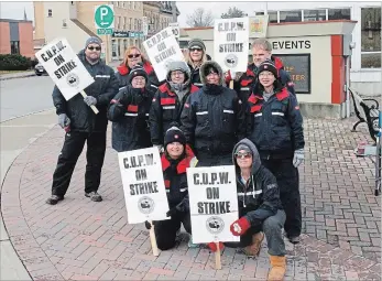  ?? CHRIS THOMSON/METROLAND ?? Workers at the New Hamburg Canada Post location go on strike for the day of Nov. 7.