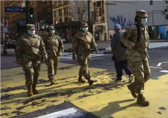  ?? GETTY ?? EE UU. El personal del Ejército de EE. UU. camina con máscaras en la ciudad de Nueva York. /
