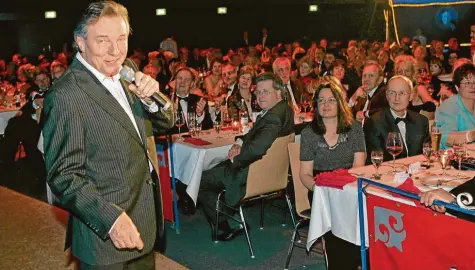  ?? Foto: Ralf Lienert ?? Karel Gott sang auch in unserer Region – hier 2006 beim Allgäuer Presseball in Kempten.