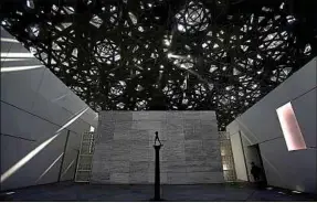  ??  ?? Le Louvre Abu Dhabi et ses halos lumineux sont inaugurés ce mercredi soir.