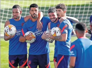  ??  ?? Lodi, Luis Suárez, De Paul y Vrsaljko, durante un ejercicio en el entrenamie­nto de ayer.