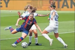  ??  ?? Natalia Ramos comete penalti sobre Alexia en el Johan Cruyff.