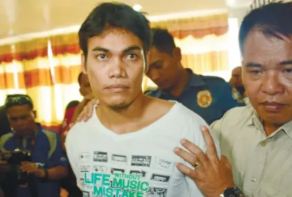  ?? SUNSTAR FOTO / ALLAN CUIZON ?? COULD’T BRING BACK LOST LOVE. The Mandaue City Police Office presents Felix Pastorfide Taytayan, the suspect behind the killing of her former lover PO1 Mae Sasing.