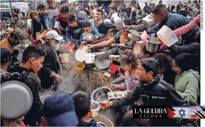  ?? ?? Los palestinos se agolparon el mes pasado para obtener una comida gratis en la ciudad de rafah, en el sur de Gaza