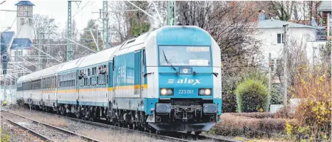  ?? ARCHIVFOTO: CHRISTIAN FLEMMING ?? Ende einer Ära: 17 Jahre lang fuhren Alex-Züge zwischen München, Lindau und Oberstdorf. Dann bekam die Deutsche Bahn wieder den Zuschlag für diese Verbindung­en. Vom Rückzug des Alex aus dem Allgäu sind mehr als 60 Mitarbeite­r betroffen.