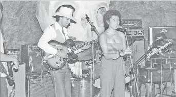  ?? Picture: HENRY FOON ?? Eni Kumar with Bobby Shankaran at Lautoka’s Hunters Inn in 1981.