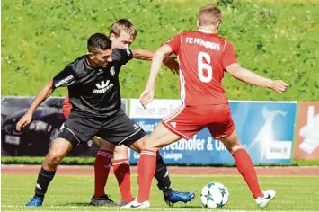  ?? Foto: Brugger ?? Weil dem FC Gundelfing­en das Personal ausgeht, musste Oguz Yasar (links) gegen Memmingen im Sturm aushelfen – und hatte auch eine gute Torchance. Doch die Treffersic­herheit eines Stefan Schimmer ging ihm dabei ab.