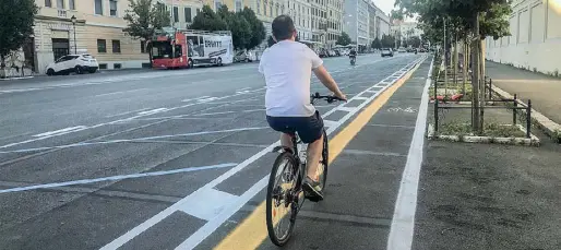  ?? (foto Benvegnù) ?? Viale Castro Pretorio Una delle nuove piste ciclabili fatte dal Comune come alternativ­a anti Covid ai mezzi pubblici