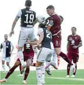  ??  ?? La sfida
Palla alta e duello aereo fra i due capitani, Lorenzo Bonucci e Andrea Belotti nell’area della Juventus