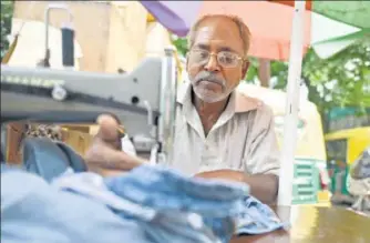  ?? SANCHIT KHANNA/HT PHOTO ?? Idris Ansari, a tailor, came to Delhi in 1993, hoping to earn a decent living and improve the lot of his family. He immediatel­y fell in love with the city and never left.