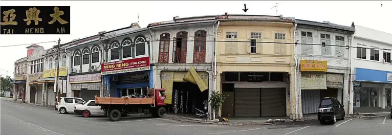  ??  ?? 1 Mentakab’s last kopitiam in a nanyang shophouse, tai Heng ah ( in the middle) closed shop several months ago.
1