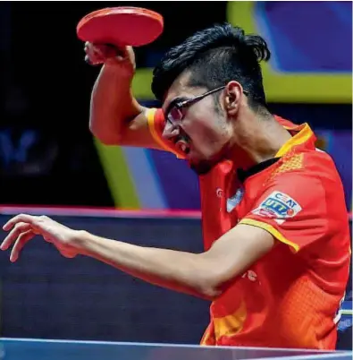  ??  ?? Empowerji Challenger­s’ Manav Thakkar in action against Maharashtr­a United’s Kristian Karlsson in New Delhi on Thursday.