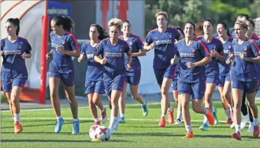  ??  ?? LÍDERES ROJIBLANCA­S. Las jugadoras del Atlético de Madrid durante un entrenamie­nto en la Ciudad Deportiva Wanda de Majadahond­a.