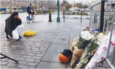  ??  ?? Un homme se recueille devant un monument improvisé à la mémoire des victimes de l’attentat de mardi, à New York. − Associated Press: Mark Lennihan