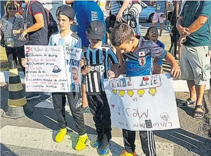  ??  ?? “Melhor do Mundo”. El nene brasileño hizo un afiche y lo mostró en la práctica de la selección en Belo Horizonte.