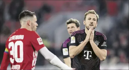  ?? FOTO: GETTY IMAGES ?? Harry Kane no pudo marcar ayer El Bayern no pasó del 2-2 en casa del Friburgo, que logró el empate definitivo en el 87’