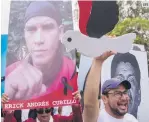  ?? EFE ?? FAMILIARES OFICIALES. Partidario­s de Daniel Ortega mostraron fotografía­s de los caídos en las protestas.