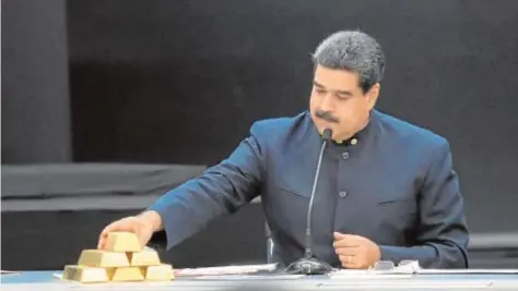  ?? // ABC ?? Maduro apila lingotes de oro durante un acto televisado en Caracas